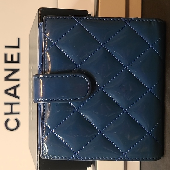 CHANEL RARE VINTAGE 2012 HERE MARK CC MATELASSE PATENT LEATHER W/ COIN PURSE - Picture 11 of 17